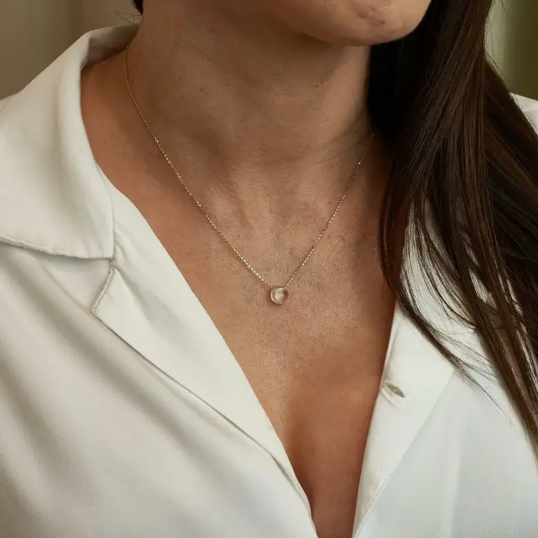 Naszyjnik z różowym kwarcem ze złota